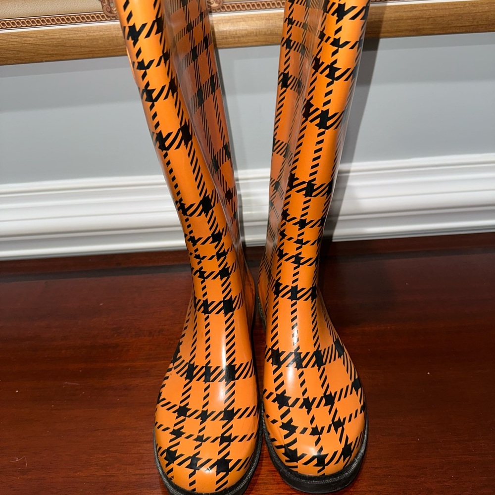 WOMENS WATERPROOF, ORANGE/BLACK, RUBBER RAIN BOOTS        Size: 8